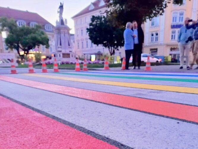 Regebogen-Zebrastreifen Heuplatz