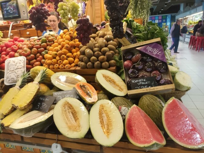 Viele Obstsorten am Markt machen Appetit auf Vitamine.