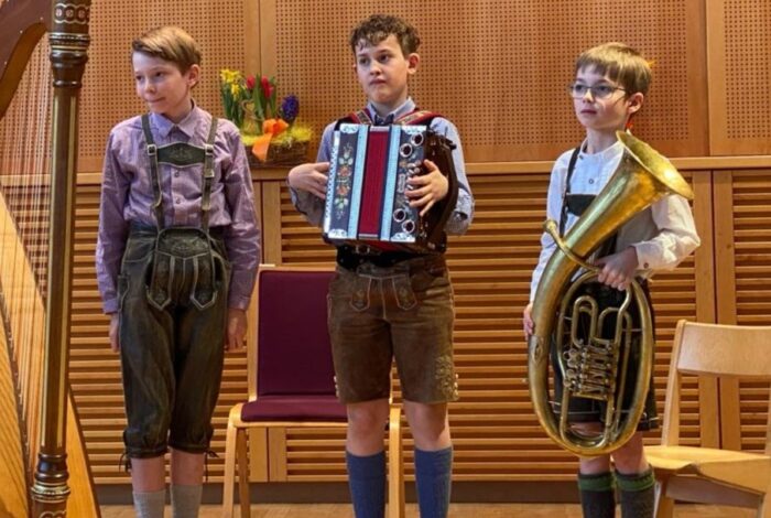 Die "Fuxteiflsmusi" mit Fabian Biedermann, Jakob Seppele und Valentin Stubinger, der Fünfte (von links).